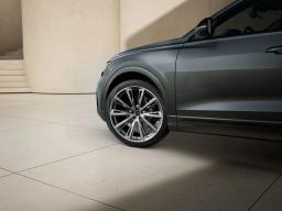 Szare Audi Q8 TDI quattro tiptronic 2026, zbliżenie na przednie koło i boczny profil w jasnym wnętrzu
