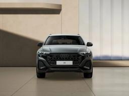 Szare Audi Q8 TDI quattro tiptronic 2026 z przodu, z czarnym grillem i LED-owymi reflektorami, we wnętrzu salonu