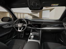 Czarne wnętrze Audi Q8 TDI quattro tiptronic 2026, widok z tyłu na kokpit, kierownicę i dwa ekrany centralne