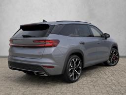 Szara Škoda Kodiaq RS, widok z tyłu pod kątem, z przyciemnianymi szybami i dużymi alufelgami