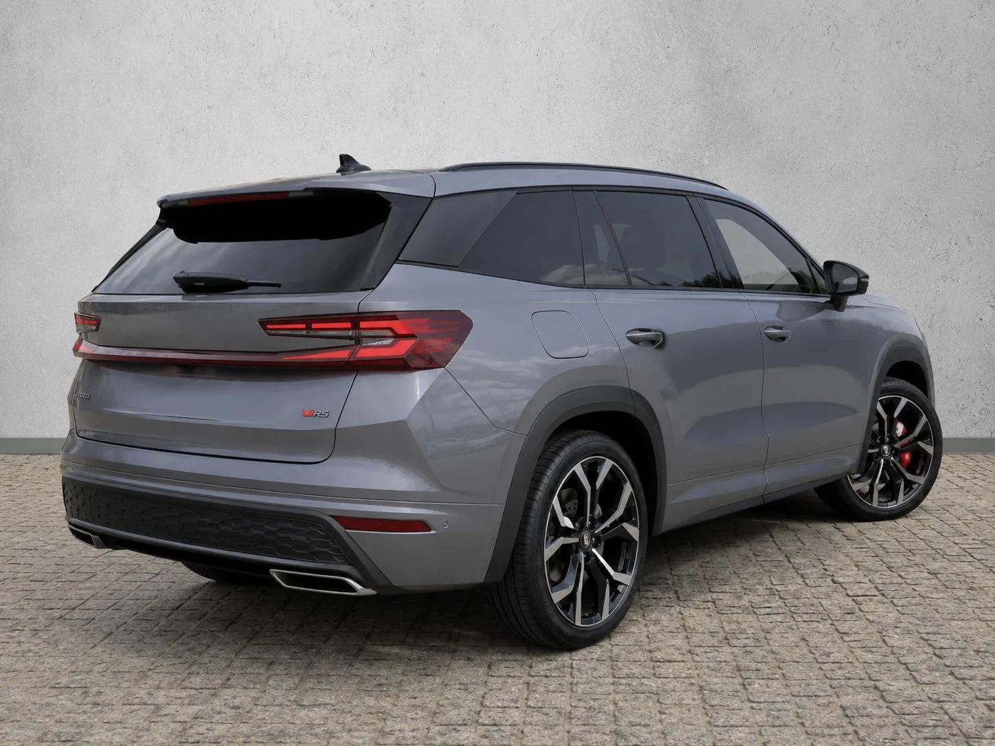Szara Škoda Kodiaq RS, widok z tyłu pod kątem, z przyciemnianymi szybami i dużymi alufelgami