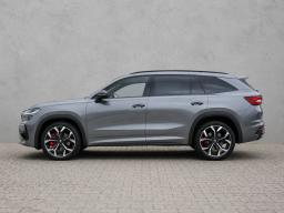 Szara Škoda Kodiaq RS 2026, profil boczny, duże felgi i czerwone zaciski hamulców, na tle jasnej ściany