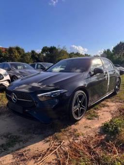 Ciemnogranatowy Mercedes-Benz A 200 Hatchback AMG, ujęcie z przodu i boku na placu dealerskim