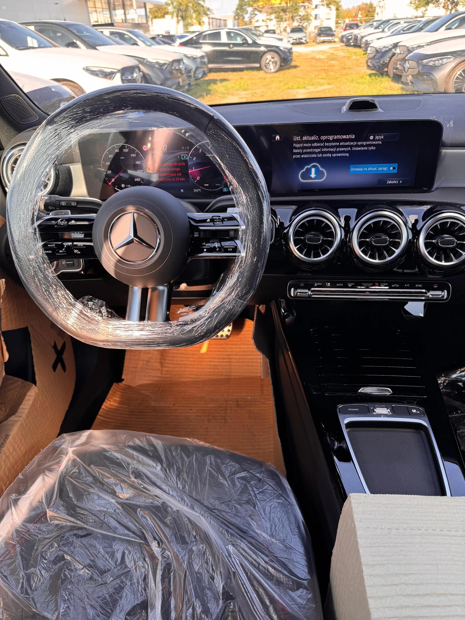 Wnętrze Mercedesa-Benz A 200 Hatchback AMG z kierownicą, cyfrowymi zegarami i ekranem multimedialnym na postoju