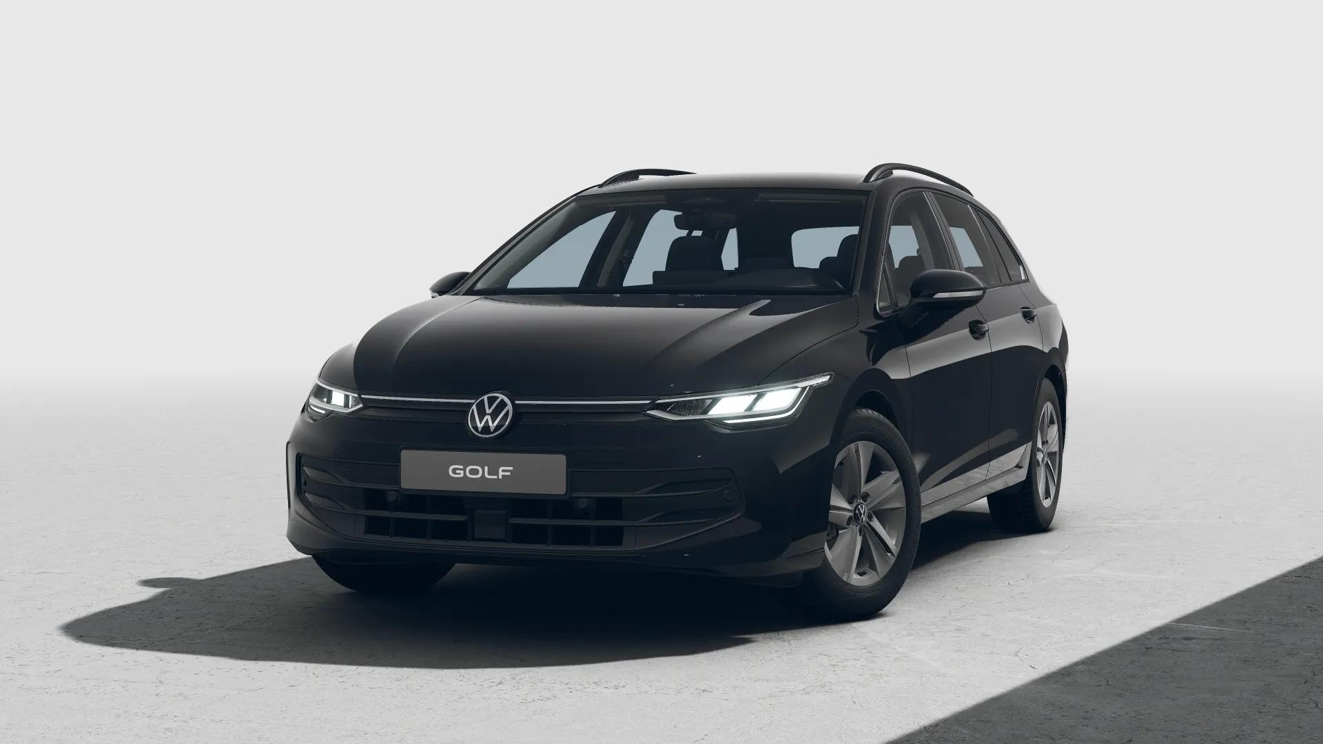 Czarny Volkswagen Golf Variant widziany z przodu i z prawej strony na jasnym tle studio