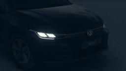 Ciemny Volkswagen Golf Variant z przodu, z włączonymi reflektorami LED i widocznym logo Volkswagena