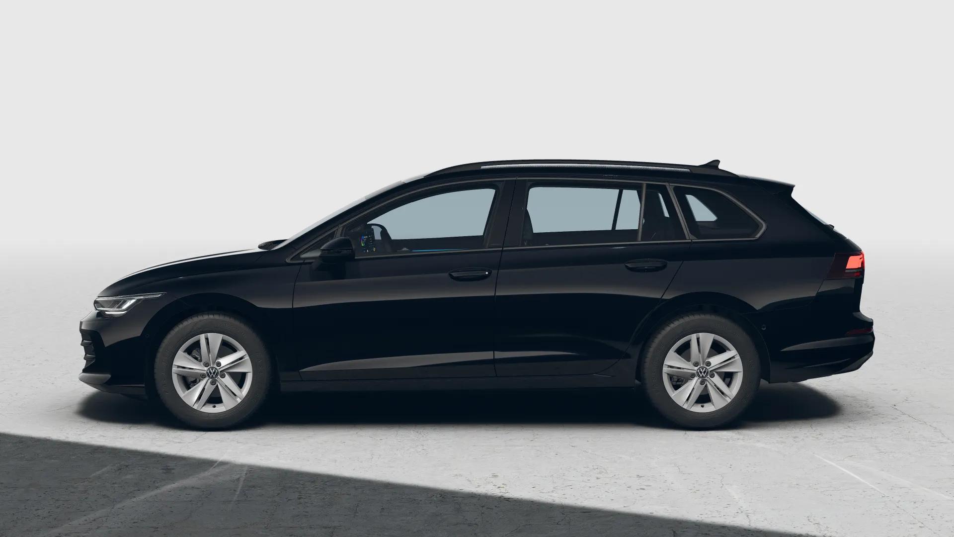 Czarny Volkswagen Golf Variant w ujęciu bocznym, na jasnym tle studyjnym