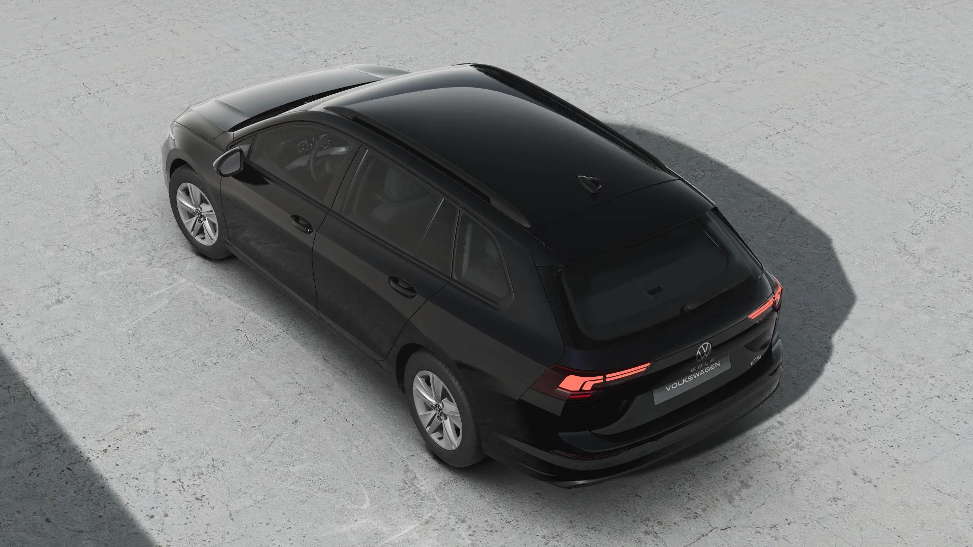 Czarny Volkswagen Golf Variant widziany z góry od tyłu, zaparkowany na betonowej nawierzchni