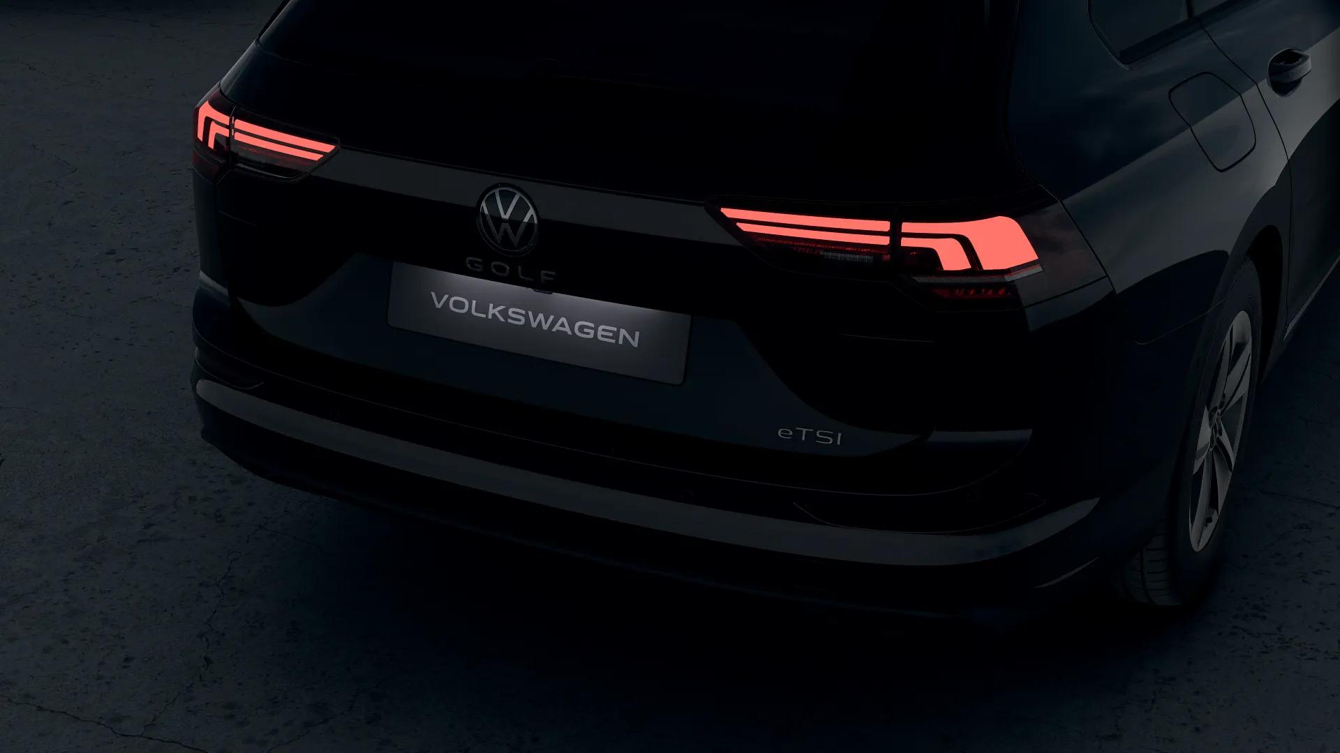 Tył czarnego Volkswagena Golfa Varianta z podświetlonymi tylnymi lampami i oznaczeniem eTSI na klapie bagażnika