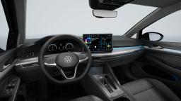 Wnętrze Volkswagena Golfa Variant z kierownicą, cyfrowymi zegarami i ekranem multimedialnym na desce rozdzielczej