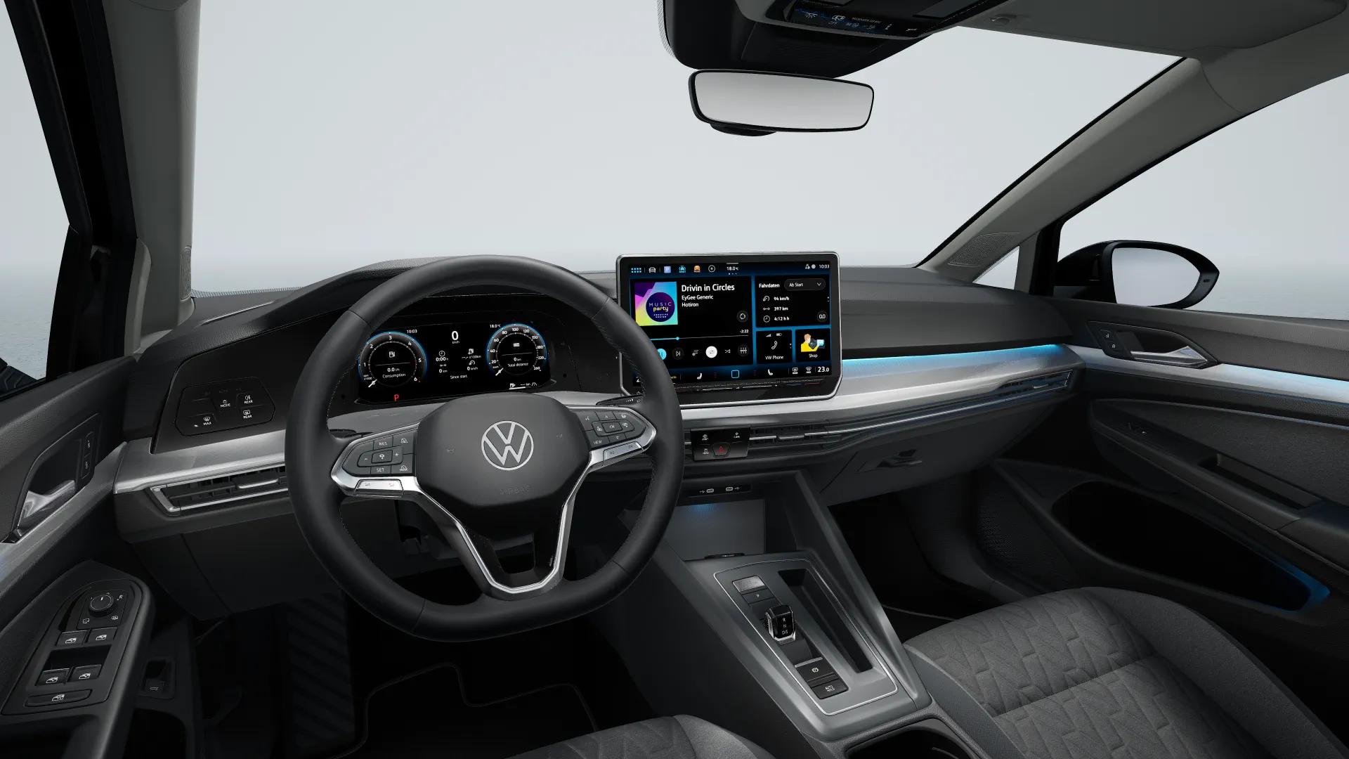 Wnętrze Volkswagena Golfa Variant z kierownicą, cyfrowymi zegarami i ekranem multimedialnym na desce rozdzielczej