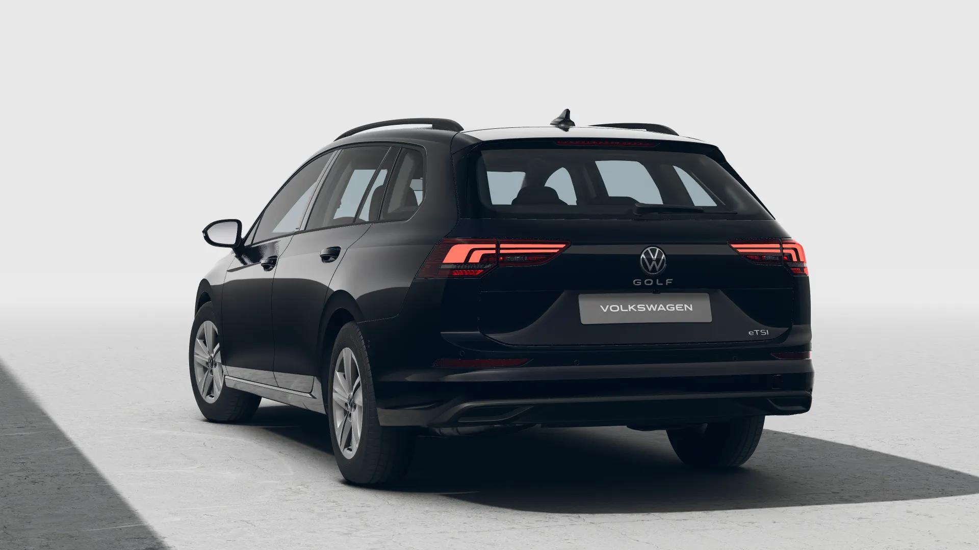 Czarny Volkswagen Golf Variant, widok z tyłu z lewej strony, na jasnym tle studyjnym